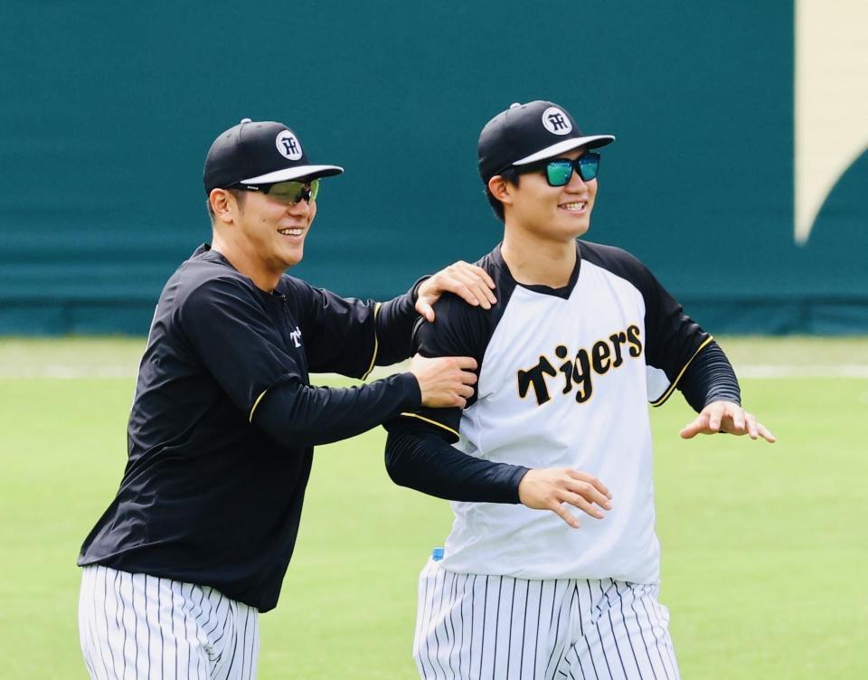 　１軍に合流した豊田（左）は森下と談笑する