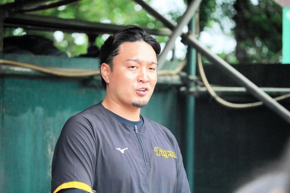 　神戸弘陵女子硬式野球部への訪問指導であいさつをする秋山ＢＡ