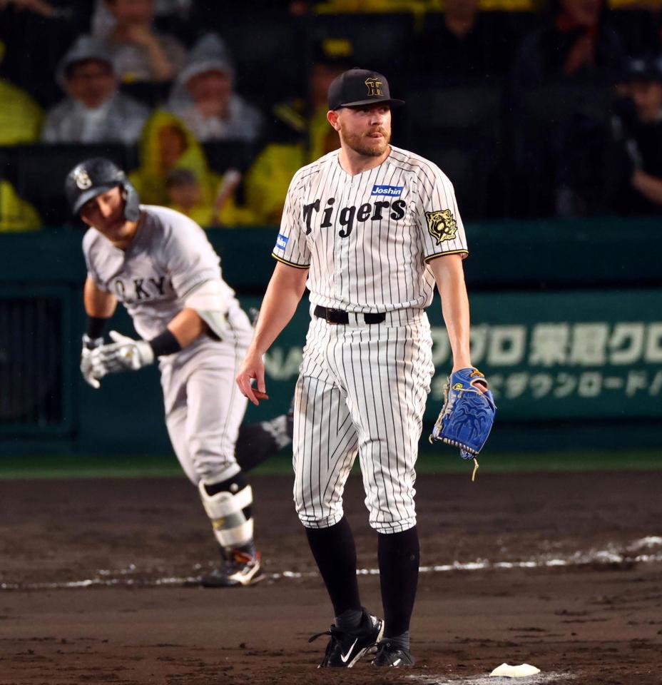 　４回、ビーズリーは浅野に先制適時二塁打を許す（撮影・山口登）