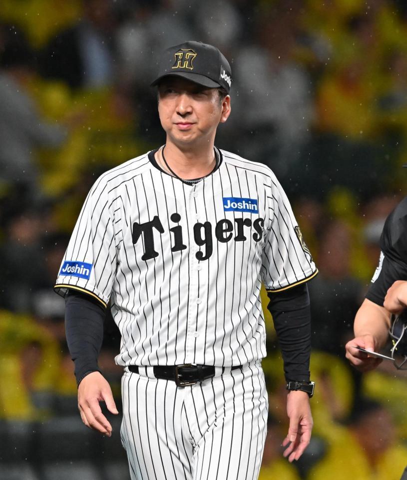 　４回、先制を許したビーズリーの降板を告げた藤川監督（撮影・西田忠信）