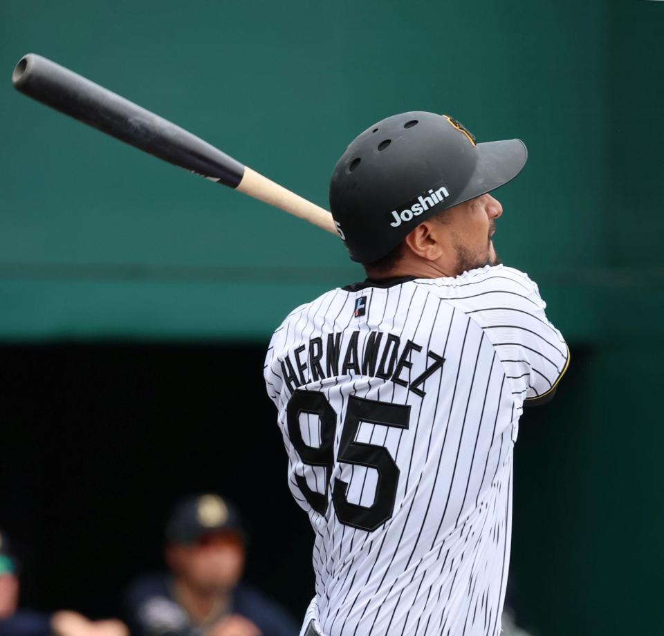 　２回、左中間フェンス直撃の二塁打を放つヘルナンデス（撮影・立川洋一郎）