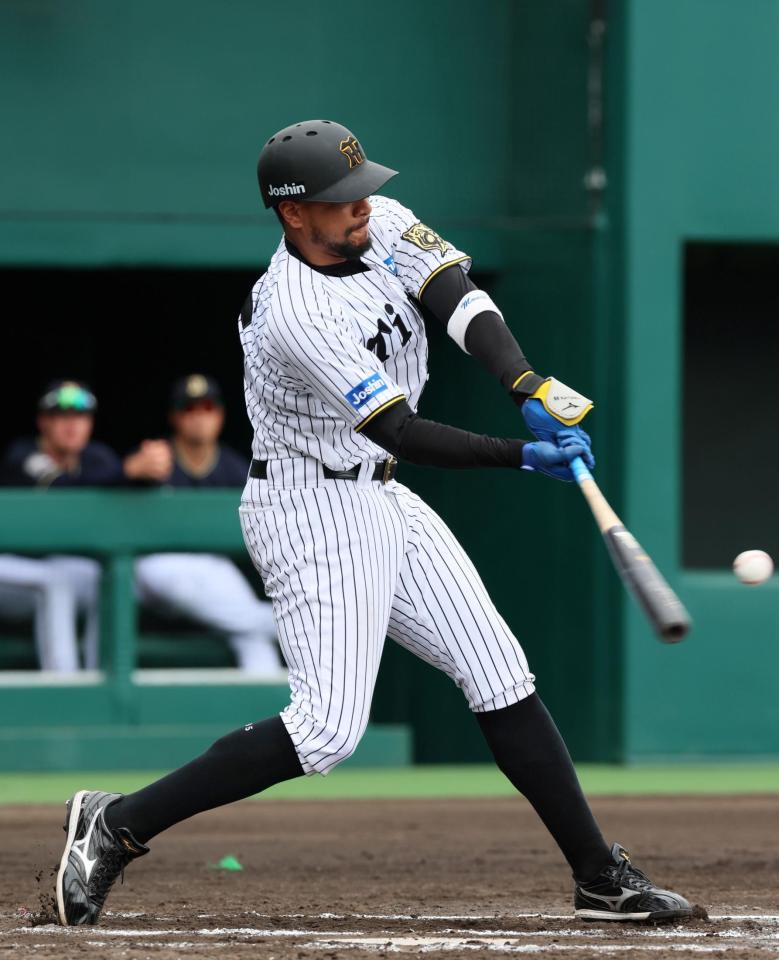 　６回、左翼スタンドへ同点ソロを放つヘルナンデス（撮影・立川洋一郎）