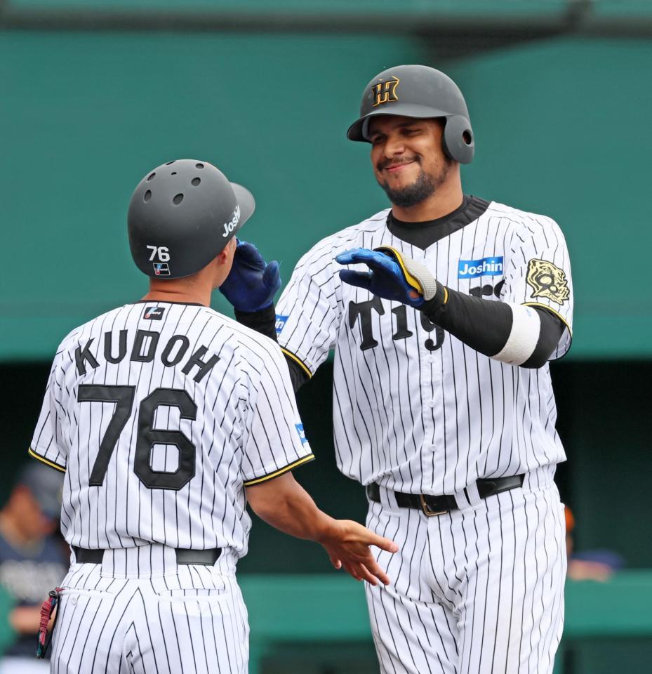 　６回、同点ソロを放って生還し笑顔を見せるヘルナンデス（撮影・立川洋一郎）
