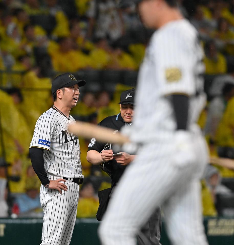 　８回を終え、選手交代を告げる藤川監督。手前は満塁の好機で右飛に倒れた楠本（撮影・西田忠信）