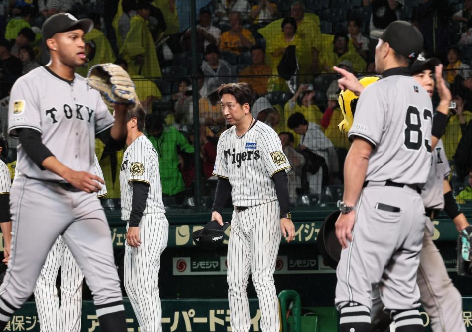 　巨人に惜敗し、スタンドへあいさつに出る藤川監督（撮影・田中太一）