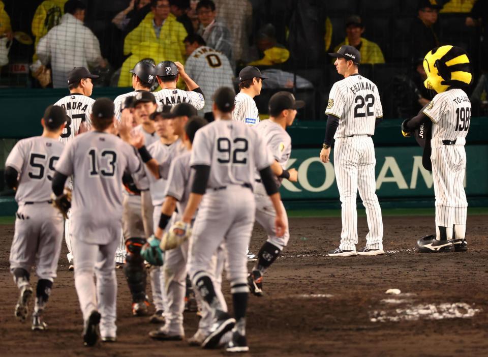 　巨人に敗れ、ベンチ前に整列する藤川監督（右）ら阪神ナイン（撮影・山口登）