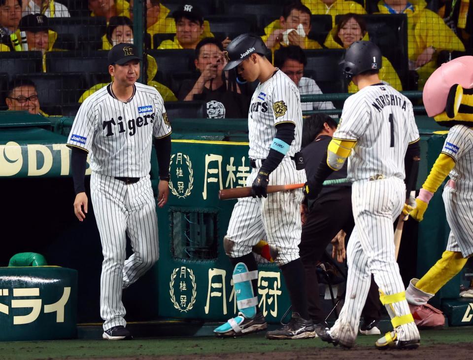 　巨人に敗れ、藤川監督がベンチを出てあいさつに向かう（撮影・山口登）