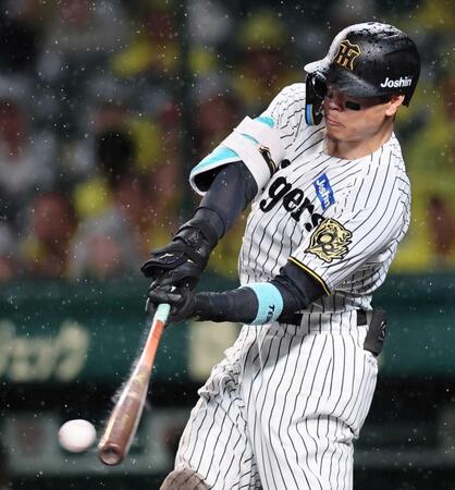 　６回、二塁打を放つ佐藤輝（撮影・田中太一）