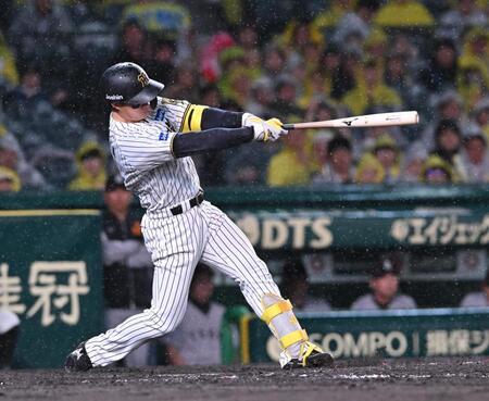 　４回、左前打を放つ森下（撮影・西田忠信）