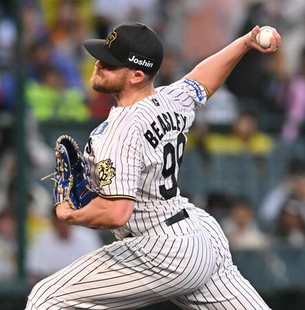 　力投する先発のビーズリー（撮影・西田忠信）