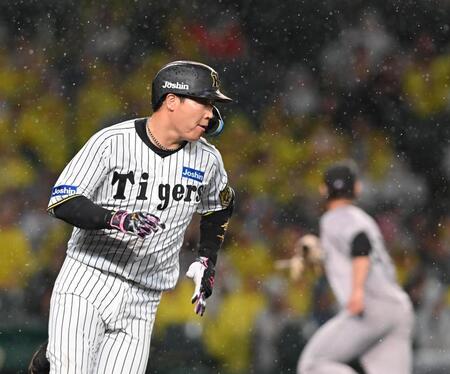 　６回、中前適時打を放ち一塁へ走る大山（撮影・西田忠信）