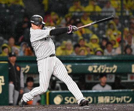 　８回、左前打を放つ大山（撮影・西田忠信）