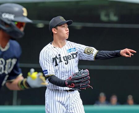 　４回、宗を投ゴロに打ち取る門別（撮影・立川洋一郎）