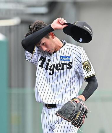 　３回を投げ終え、汗を拭いながらベンチに戻る今朝丸（撮影・西田忠信）