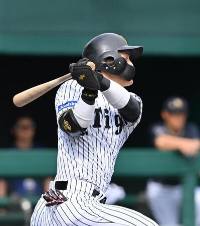 ７回、代打で左前打を放つ前川（撮影・西田忠信）