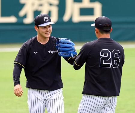 キャッチボールする終え椎葉(右)とタッチする木下（撮影・山口登）