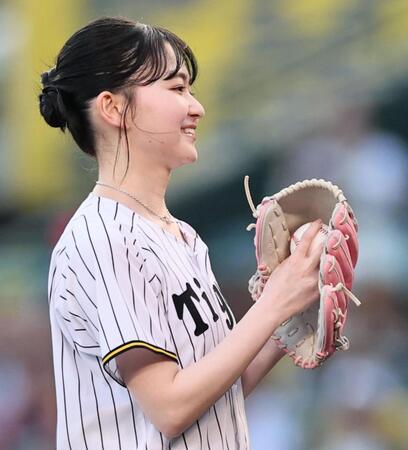 始球式をする山田杏奈（撮影・田中太一）