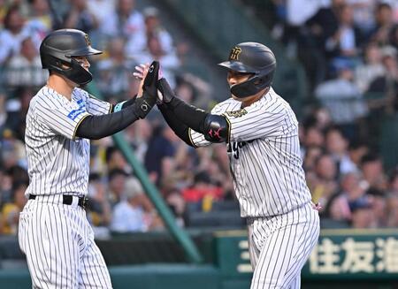 ２回、逆転２ランを放ち佐藤輝（左）とタッチを交わす大山（撮影・西田忠信）