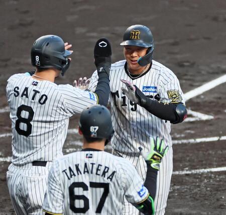 ２回、逆転２ランを放って生還し佐藤（８）とタッチを交わす大山（撮影・立川洋一郎）