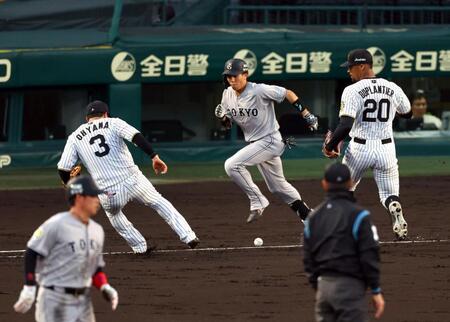 　３回、門脇の送りバントはファールにならず内野安打となる（撮影・山口登）