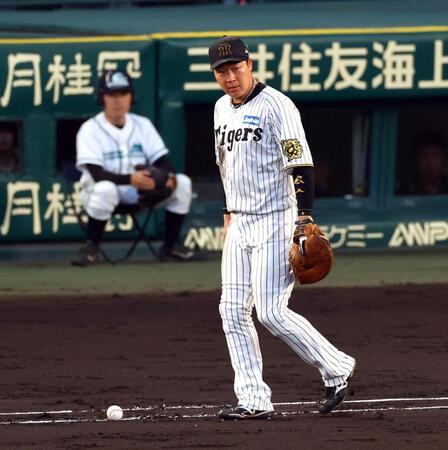 　３回、大山は門脇は送りバントの打球を見送るもファールにならず内野安打となる（撮影・山口登）
