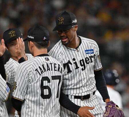 　６回、好守備を見せた高寺（左）を迎えるデュプランティエ（撮影・西田忠信）