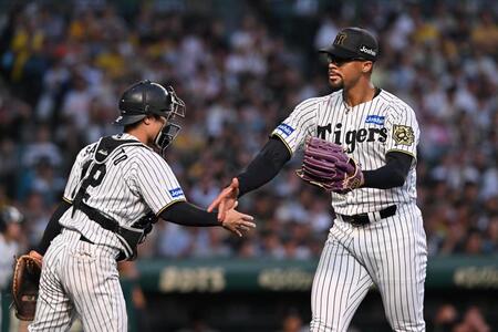 　３回、中山を三振に仕留め、坂本（左）とタッチを交わすデュプランティエ（撮影・西田忠信）