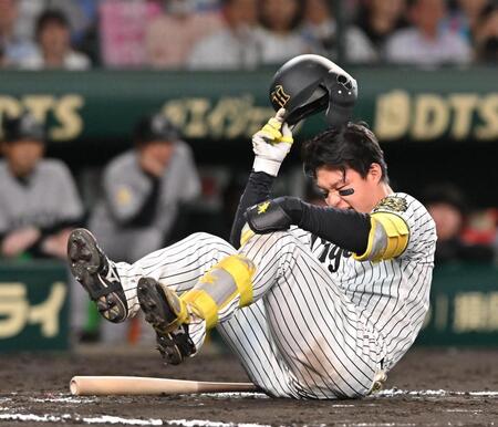 　８回、自打球を当て倒れ込む森下（撮影・西田忠信）