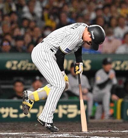 　８回、自打球を当てた森下（撮影・西田忠信）