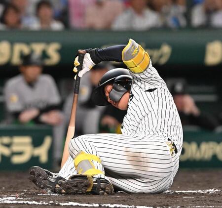 　８回、自打球を受け倒れ込む森下（撮影・西田忠信）