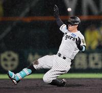 　６回、二塁打を放ちすべり込む佐藤輝（撮影・田中太一）