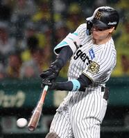 　６回、二塁打を放つ佐藤輝（撮影・田中太一）