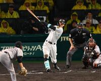 　６回、右翼線に二塁打を放つ佐藤輝（投手・井上、捕手・甲斐）＝撮影・山口登