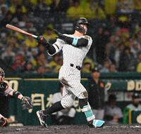 　６回、右翼線二塁打を放つ佐藤輝（撮影・西田忠信）