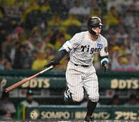 　６回、右翼線二塁打を放つ佐藤輝（撮影・西田忠信）