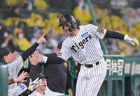 　４回、大山の適時打で生還した森下（撮影・西田忠信）