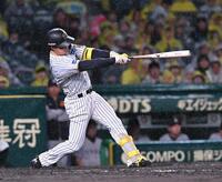 　４回、左前打を放つ森下（撮影・西田忠信）