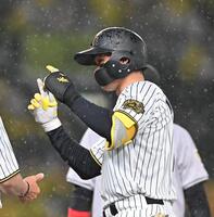 　４回、左前打を放ちポーズを決める森下（撮影・西田忠信）