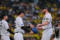 　初回を投げ終えベンチに戻るビーズリー（右）＝撮影・西田忠信