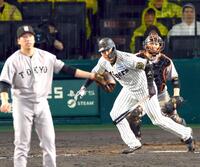 　８回、左前打を放つ大山（撮影・山口登）