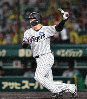 　４回、適時打を放つ大山（撮影・田中太一）