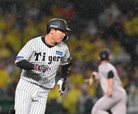 　６回、中前適時打を放ち一塁へ走る大山（撮影・西田忠信）