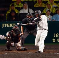 　８回、左前打を放つ大山（捕手・甲斐）＝撮影・山口登