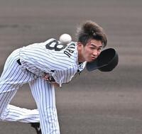 　帽子を飛ばしながら力投する先発の今朝丸（撮影・西田忠信）