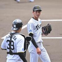 　初回を投げ終えベンチに戻る今朝丸（右）＝撮影・西田忠信