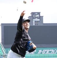 ノックを受け送球する木下（撮影・田中太一）