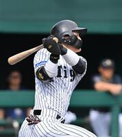 ７回、代打で左前打を放つ前川（撮影・西田忠信）