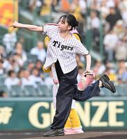 始球式を務める山田杏奈（撮影・西田忠信）