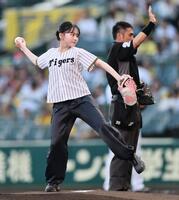 始球式をする山田杏奈（撮影・田中太一）