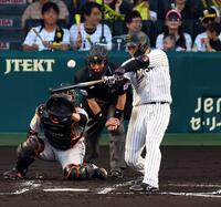 ２回、左越えに逆転２ランを放つ大山（撮影・山口登）